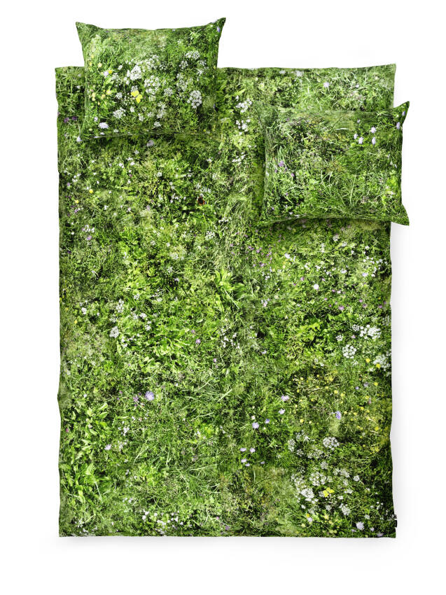 Bettwäsche in knallig grünem Almwiese-Print