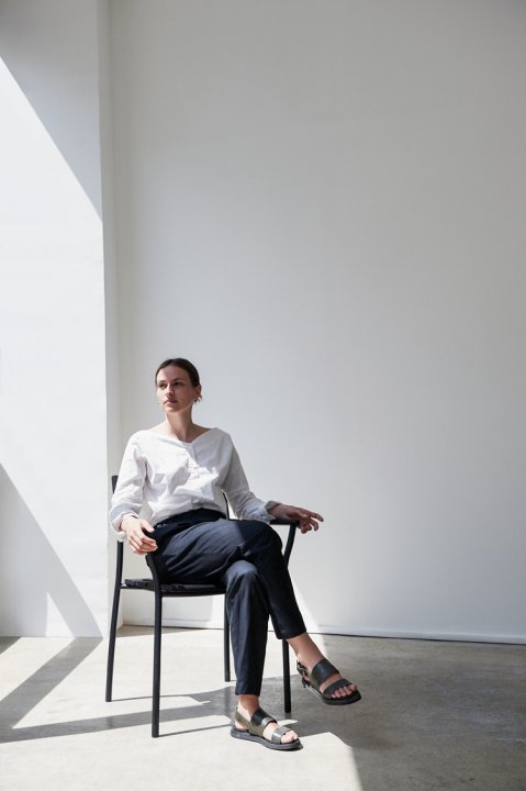 Designerin Julie Richoz sitz auf einem Stuhl.