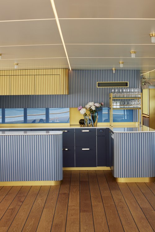 Küche aus Argolite-HPL-Platten im 20-er Jahre Stil mit blauen Fronten und gelben/goldenen Akzenten.