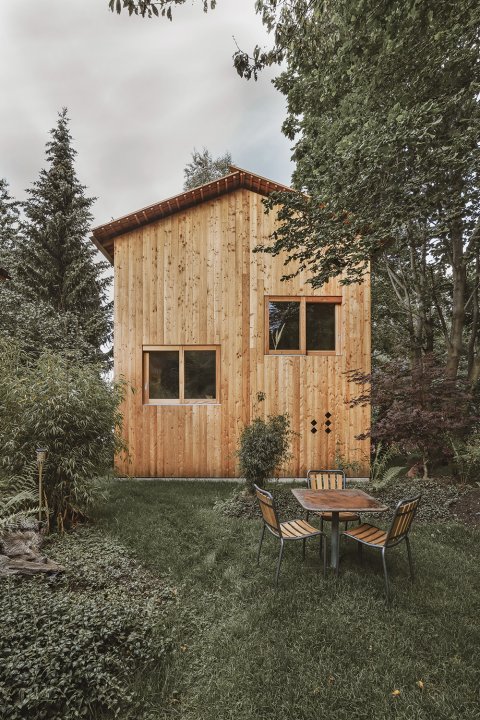Kleines Holzhaus mitten im Wald