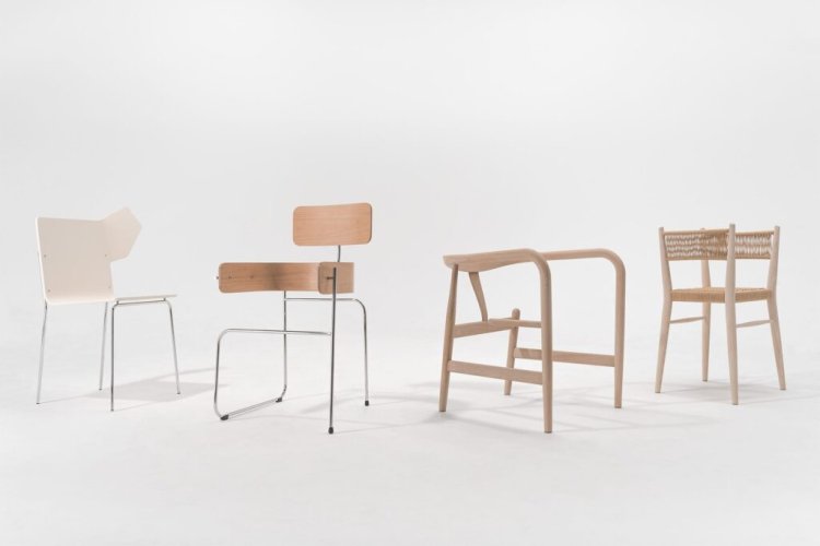 Vier Stühle aus Holz in einer Reihe von The Chair Project.