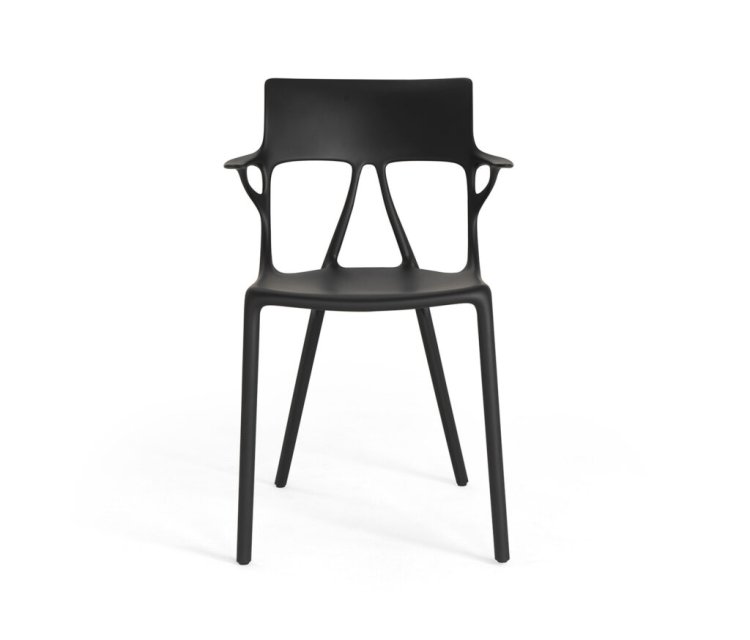 Kartells K.I. Stuhl schwarz vor weissem Hintergrund von Philippe Starck.