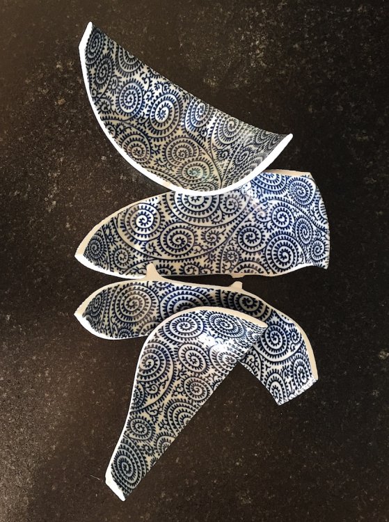 Zerbrochene Schale aus Porzellan mit blauem Muster