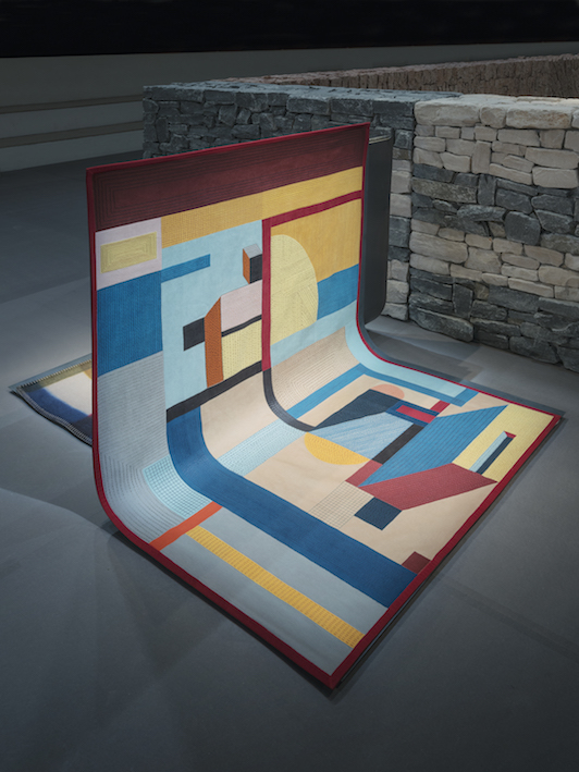 Drapierter Teppich mit abstraktem Muster