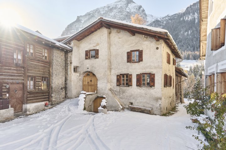 ein altes Bündnerhaus im Schnee