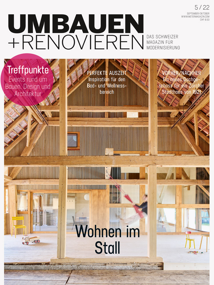 Titelbild Umbauen+Renovieren Ausgabe 5/22 mit einem ausgebauten Dachraum eines Stalls