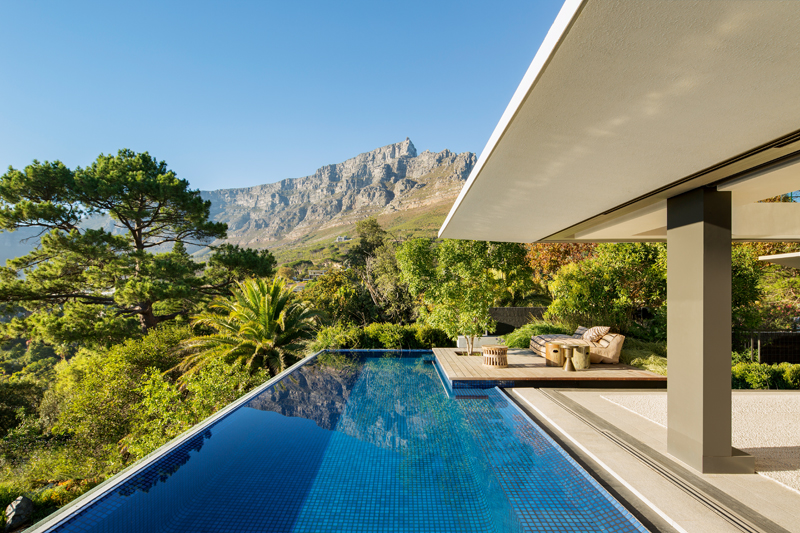 Pool mit Blick in die Landschaft Südafrikas.