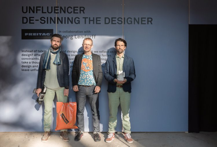 Daniel und Markus Freitag mit den Zürcher Künstler Georg Lendorff vor der Installation in der Ventura Centrale in Milano.