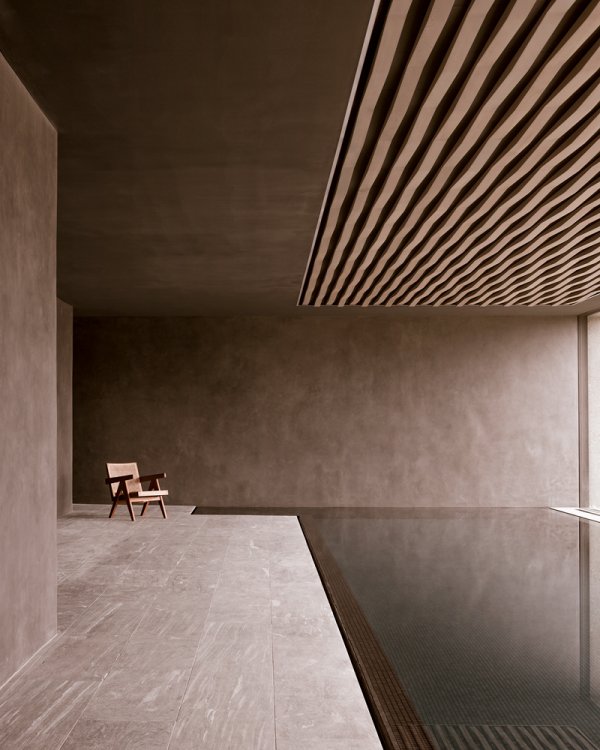 Im Untergeschoss mit grosszügigem Wellnessbereich in Villa von Think Architecture in Zürich.