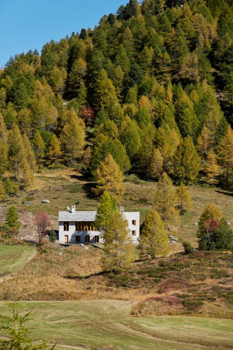 Modernes Haus in den Bergen in Maloja.