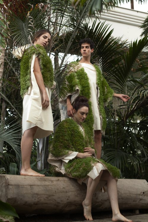 Kleider von Anouk Christel Schädler, die mit Pflanzen bewachsen sind.
