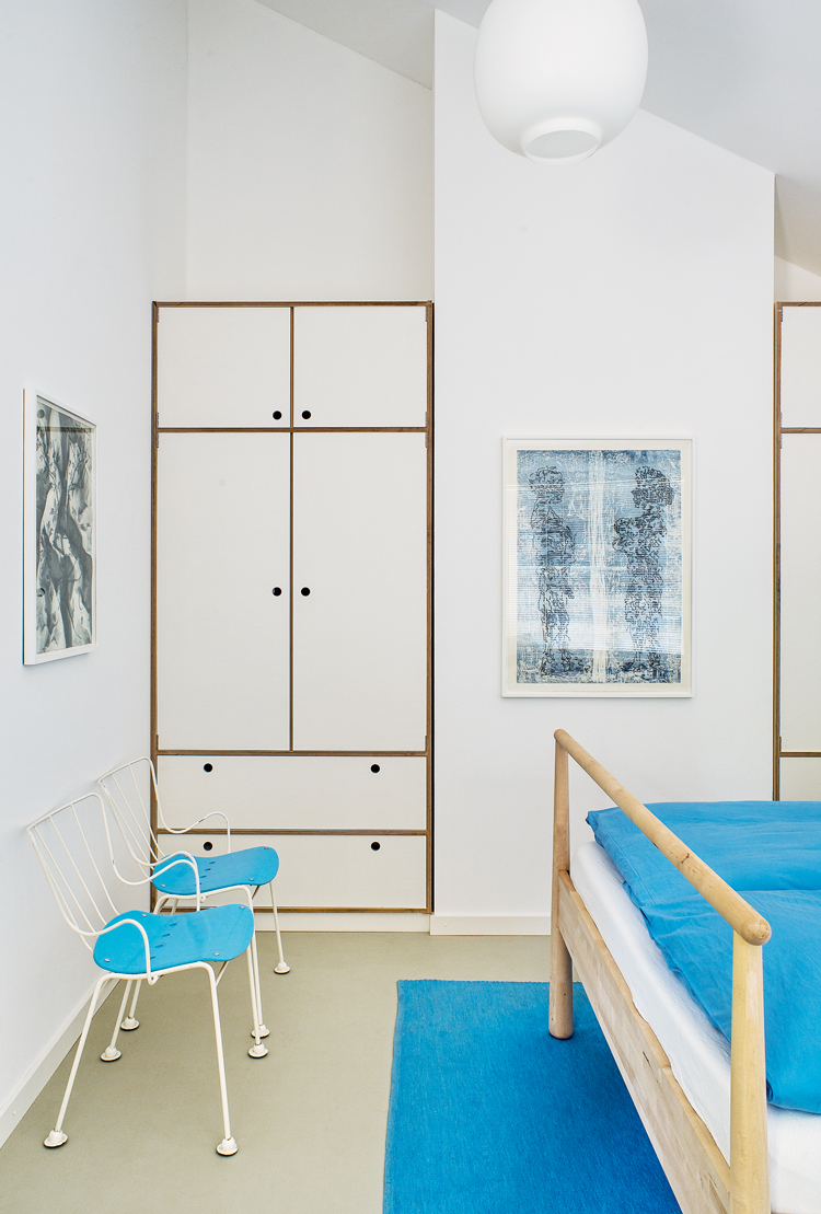 Schlafzimmer in Feriendomizil mit einem Bild der Hamburger Künstlerin Jessie Halm
