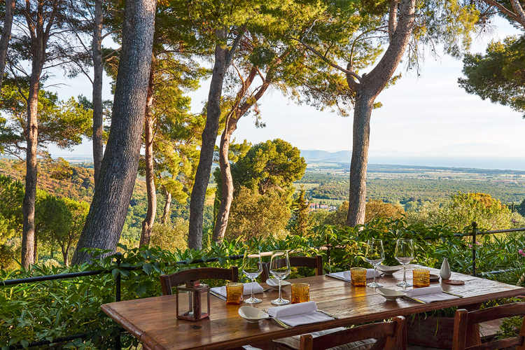 Aussicht aus dem Restaurant beim Hotel Poggio ai Santi über Landschaft bis zum Meer.