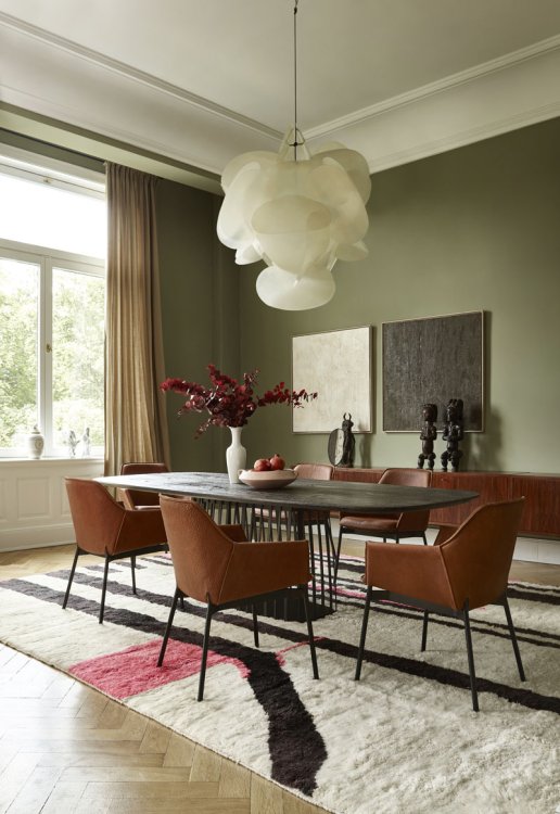 Wohnliches Ambiente mit Tisch und den braunen Lederstühlen Grace von Freifrau.