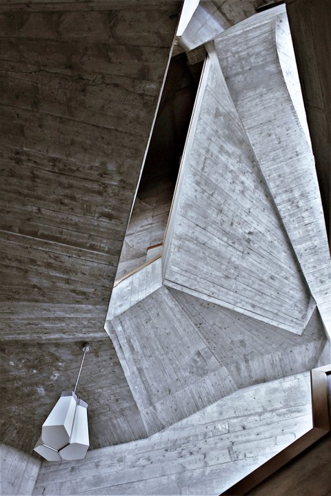 Detailaufnahme von Innenansicht mit Betonwänden in Origamiform.
