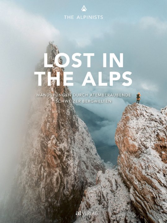 Buchcover Lost in the Alps mit einem Foto von Berggipfeln zwischen Wolken.