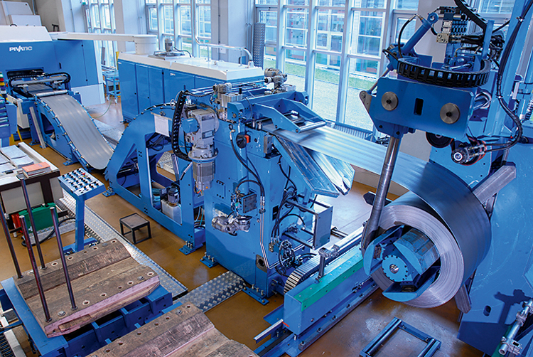 Blick in die Produktion auf eine blaue Metallverarbeitungsmaschine.