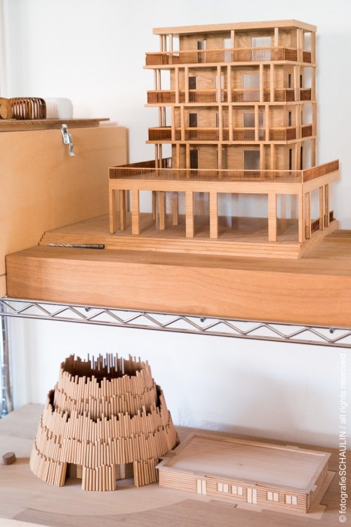 Entwürfe aus Holz von Michele De Lucchi in seinem Atelier.