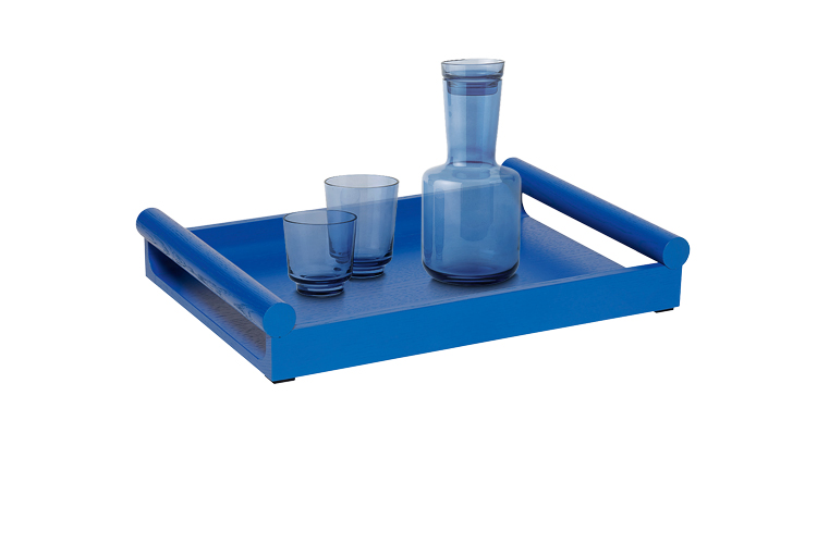 Freitstellerbild von einem weissen rechteckigen Tablet mit zwei blauen Gläsern und Karaffe.