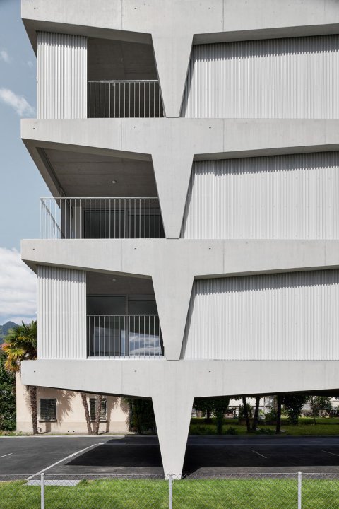Teilansicht eines modernen Betonhauses mit vertikalen Balkone.