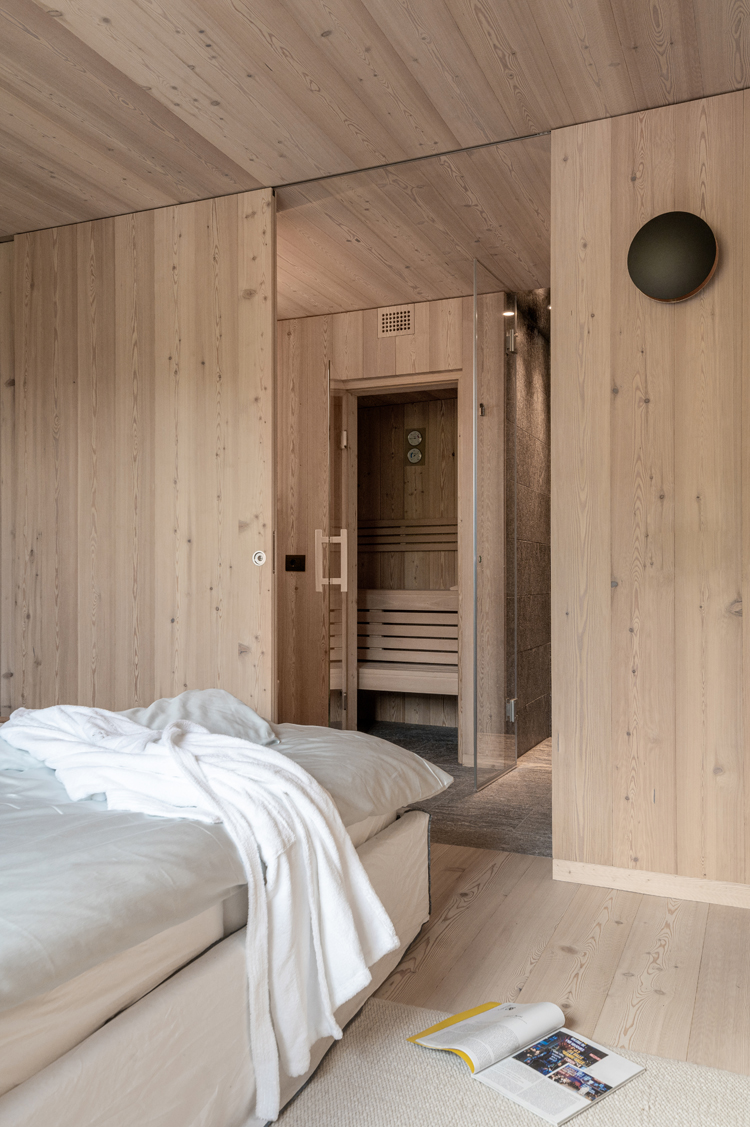Blick vom Schlafzimmer zur Sauna in Lärchenholz.