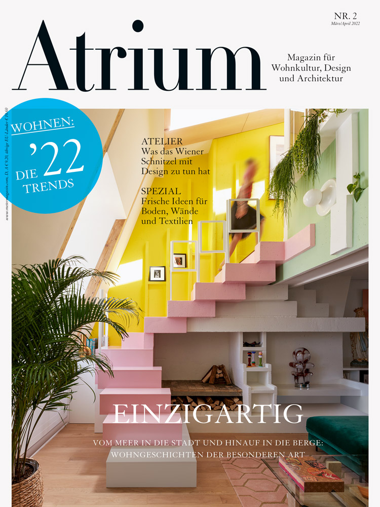 Interior mit gelber Wand und rosa Treppe auf Cover des Atrium-Magazins.