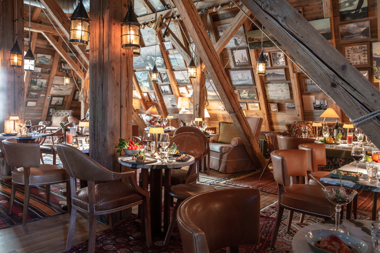Rustikales aber dennoch modernes Ambiente des La Muna Restaurants im Dachstock im Eden auf Lac Hotel in Zürich.