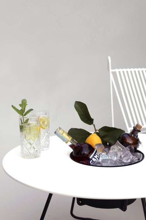 «N’ICE» Table von Cools Collection mit Apero-Setting.