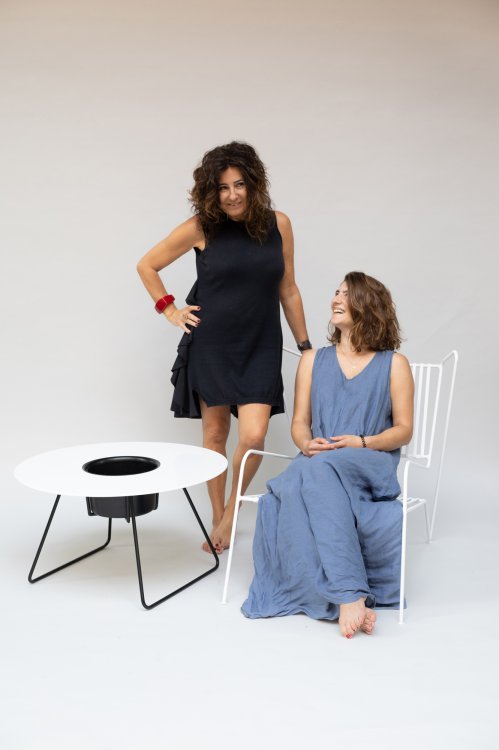 Mutter-Tochter-Duo hinter dem Label Cools, Stefania Andorlini und Maria Francesca Ayyagari. nebeneinander mit den Möbeln von Cools.
