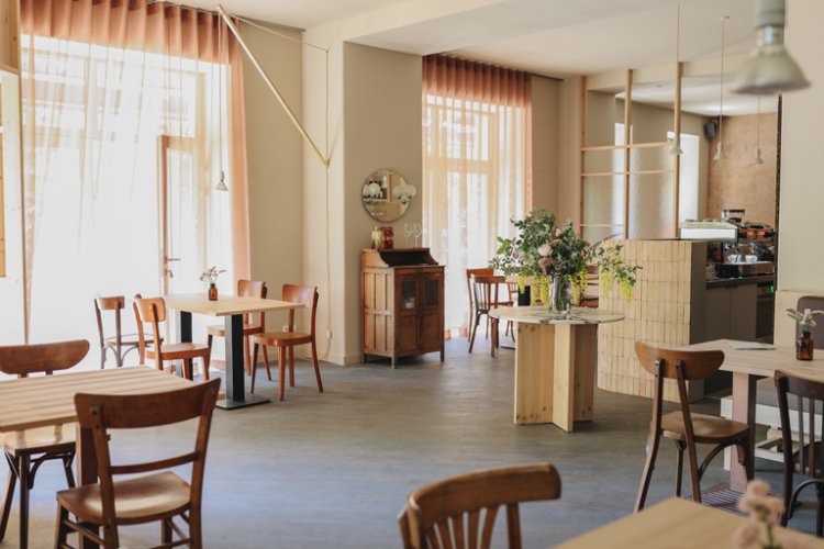 Blick in das Restaurant Ryke in Berlin mit hellem Ambiente und Holzmöbeln.