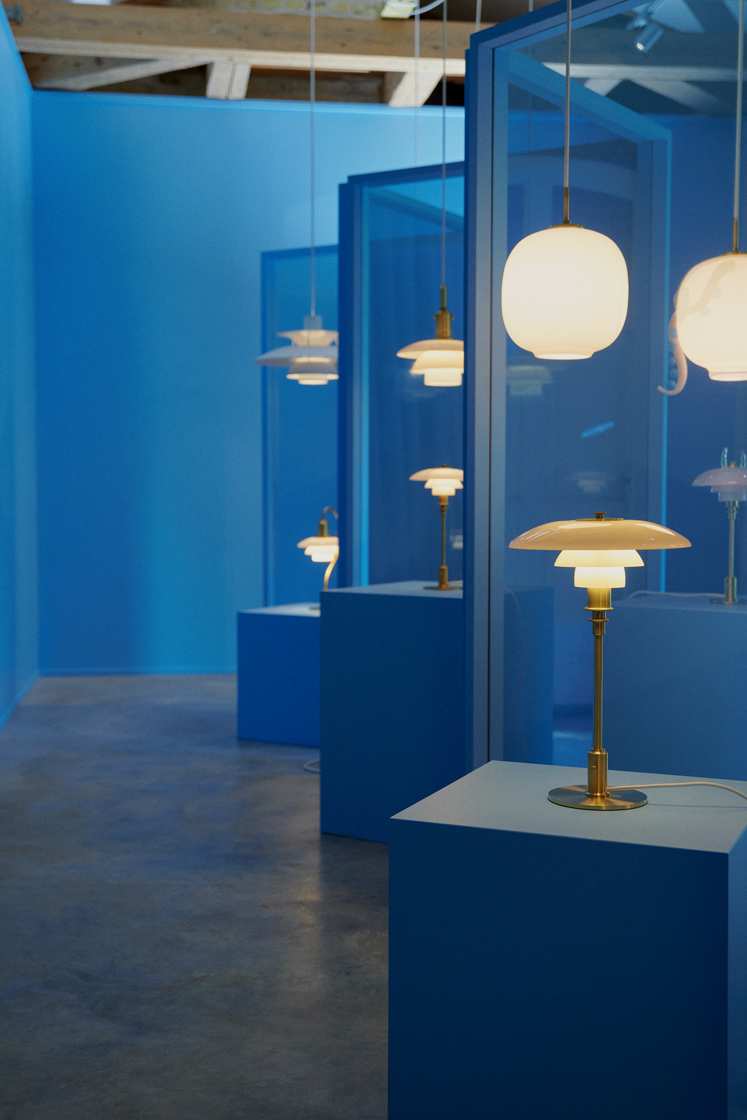Kollaboration von Louis Poulsen und Heven an den 3 Days of Design mit einer Installation in einem blauen Raum.