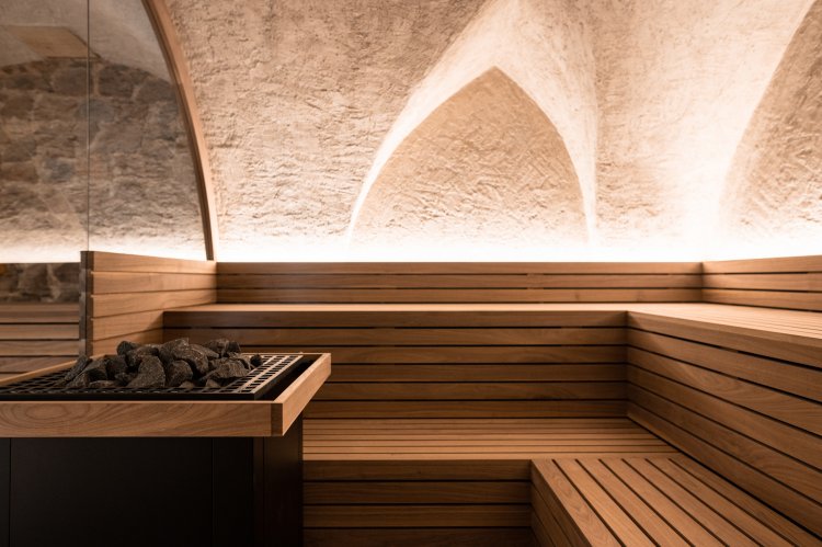 Sauna von innen mit indirekter Beleuchtung.