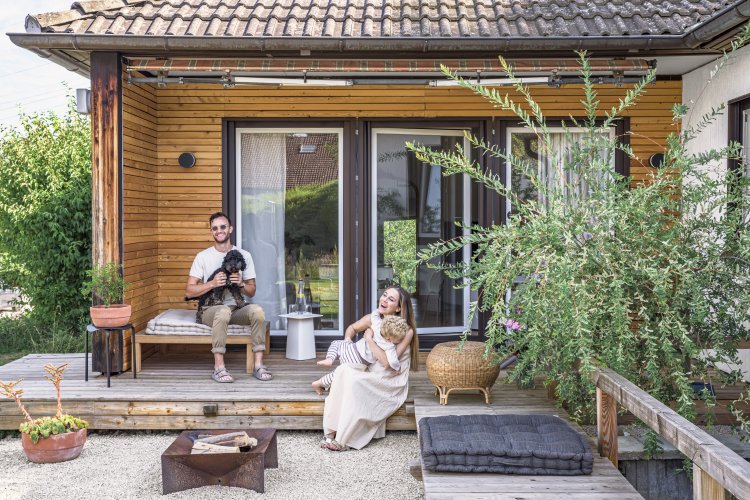 Ein Terrasse mit einer Familie