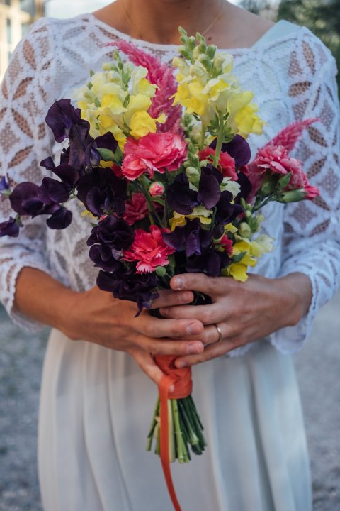 Eine Frau mit Blumen