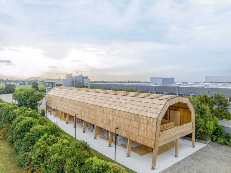 Luftaufnahme von grossem runden Holzpavillon mit Bäumen