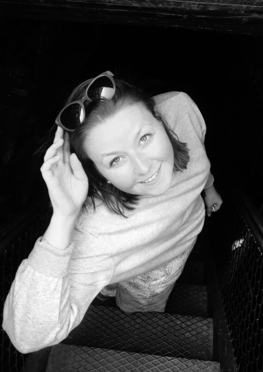 Portrait von Olivia Wechsler in schwarz-weiss