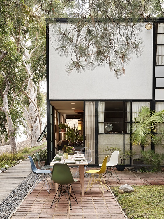 Die bunten Shell Chairs vor dem Haus von Ray und Charles Eames