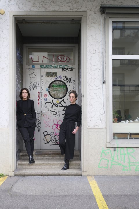Die zwei Architektinnen Anouk Schepens und Nicole Würth von atelier tau stehen vor der Eingangstür ihres Büros im Kreis 4.