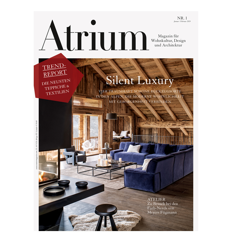 Das Coverbild des Magazins Atrium der Ausgabe 01 /2024. Zu sehen ist ein Wohnzimmer eines Chalets.