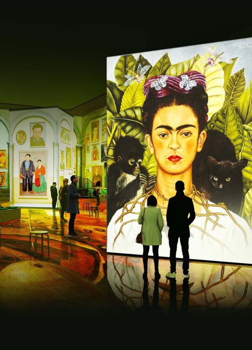 Eine Ausstellung von Frida Kahlo. Vor ihrem Bild stehen zwei Menschen