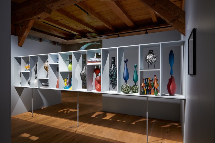 Im Regal: «La Bibliothèque, 2023», spielerischer Umgang mit Formen, Farben und innovativen Strukturen auf Glas.