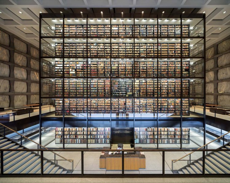 Ein Foto einer Riesen grosse Bibliothek in der Yale University in New Haven.