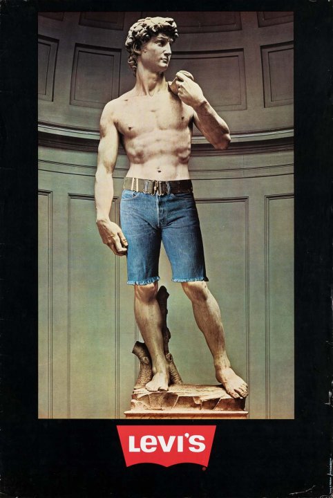 Eine Statue die eine kurze Jeans Hose trägt