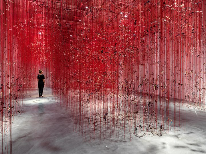 Ausstellung der Chiharu Shiota