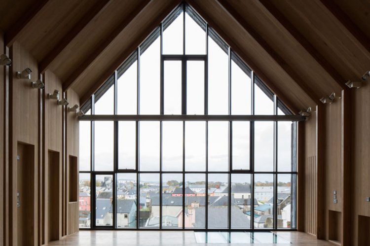 Vom Innern des Altarraums ist durch eine grosse Fensterfront die Stadt Kilkenny sichtbar.