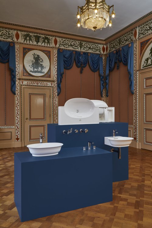 Innenaufnahme des Huis Barnaart mit ausgestellter Bad-Kollektion Marcel Wanders auf blauen Elementen.