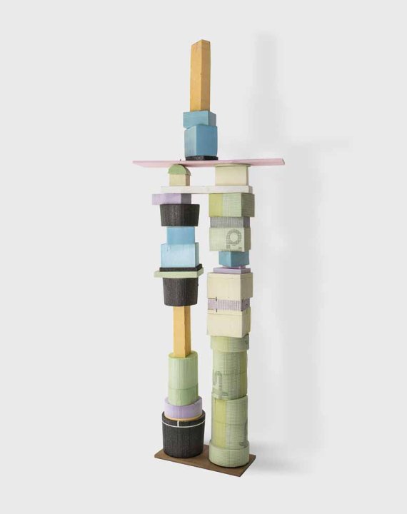 Farbige Kunstskulptur aus aufeinander gestapelten Bauteilen des Künstlerduos Küng Caputo.
