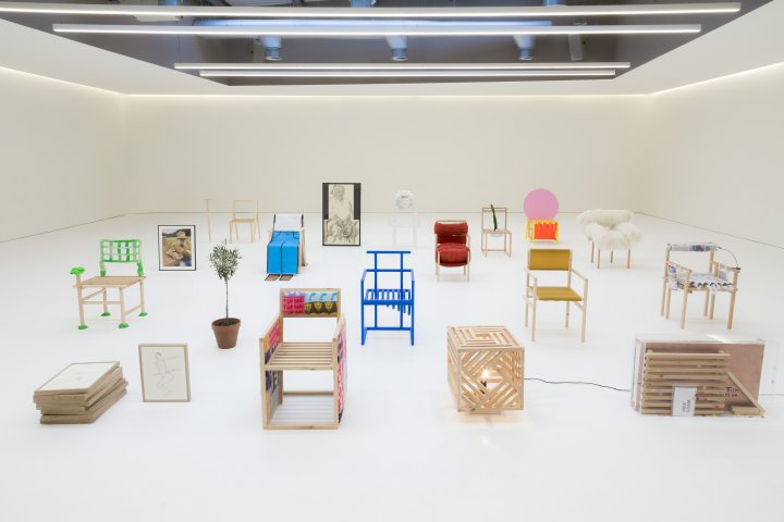 Die 19 bunten und unterschiedlichen Stuhlentwürfe von 19 verschiedenen Designern und Künstlern aus dem Projekt "19 Chairs" sind in einer grossen weissen Galerie ausgestellt.