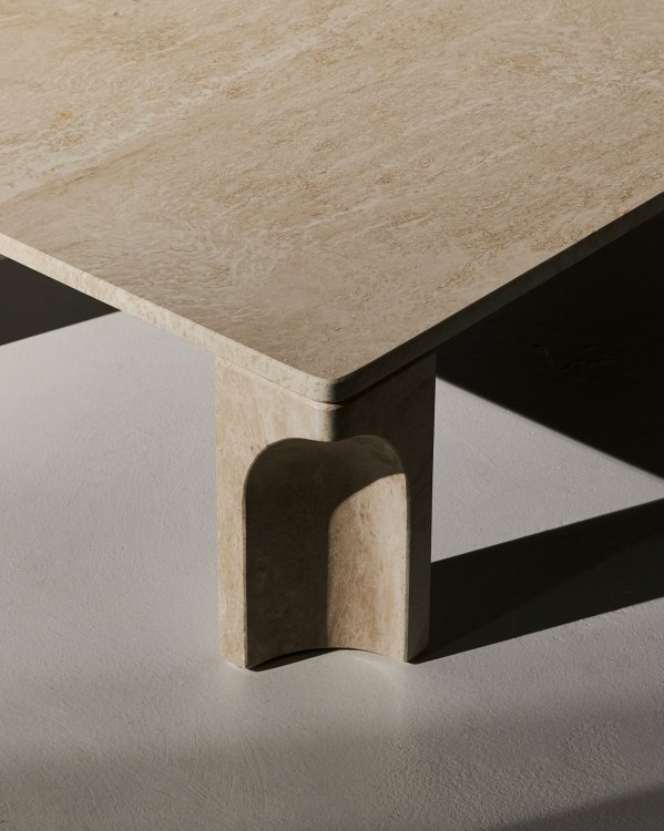 Detailaufnahme eines Tischbeins der Doric Coffee Table-Serie von GamFrantesi mit runder Aussparung.
