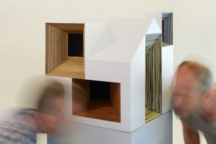Das «Luisterhuis» von Architekt Machiel Spaan und Komponistin Rozalie Hirs ist eine hausförmige Holzskulptur mit Hohlräume, die man mit den Ohren erkunden kann.